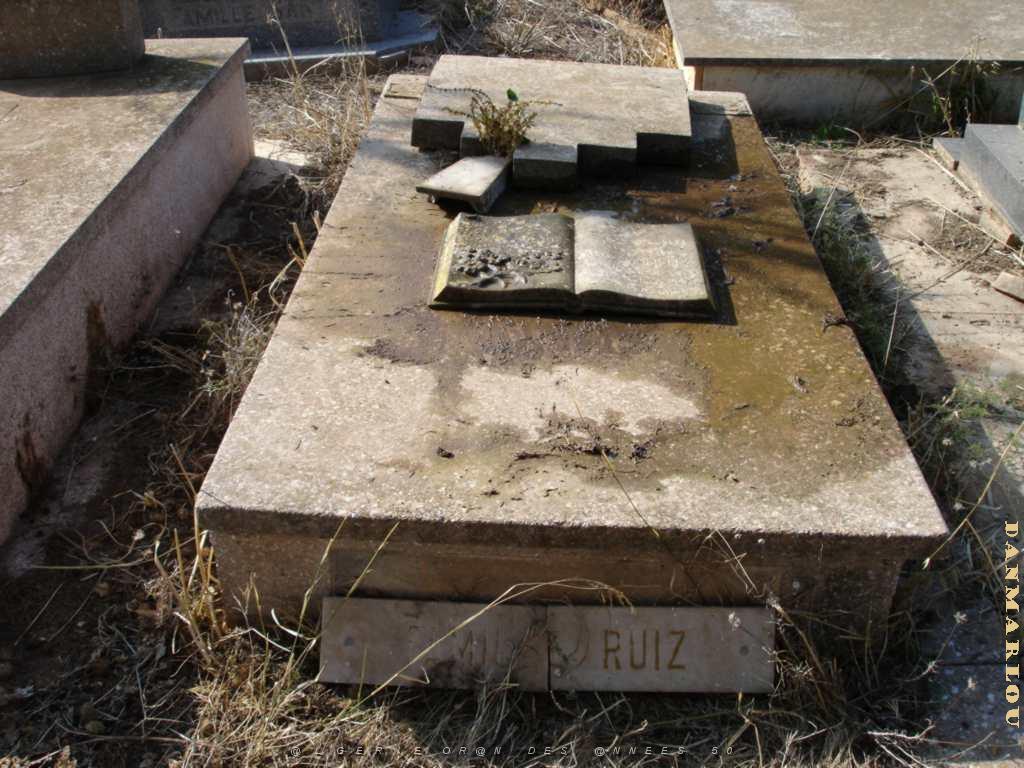 ORAN 10 2005 067 CIMETIERE DE TAMAZHOUET TOMBE D ANTOINE RUIZ AVEC UN PETIT BOUQUET D IMMORTELLES CUEILLIES A SANTA CRUZ.JPG